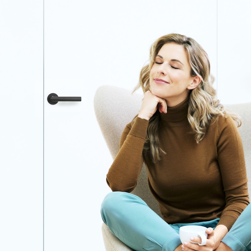 Me Time dank smart2lock Frau genießt Ruhe und Auszeit
